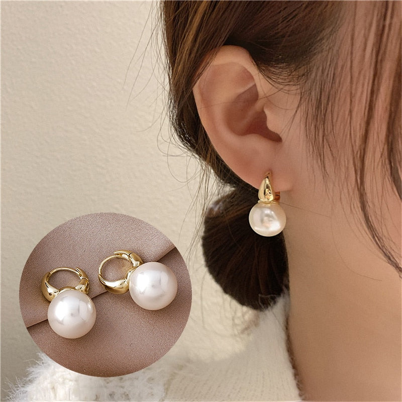 2022 New Cute Pearl Studs Hoop Earrings for Women Gold Color Eardrop Minimalist Tiny Huggies Hoops Wedding Fashion Jewelry