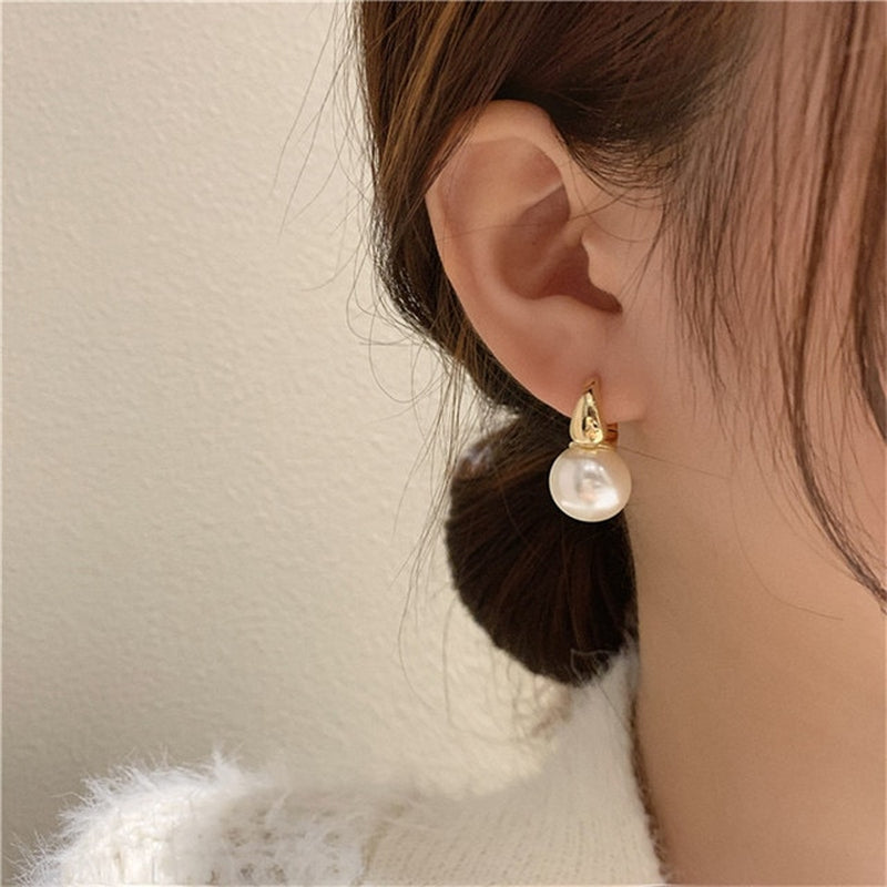 2022 New Cute Pearl Studs Hoop Earrings for Women Gold Color Eardrop Minimalist Tiny Huggies Hoops Wedding Fashion Jewelry