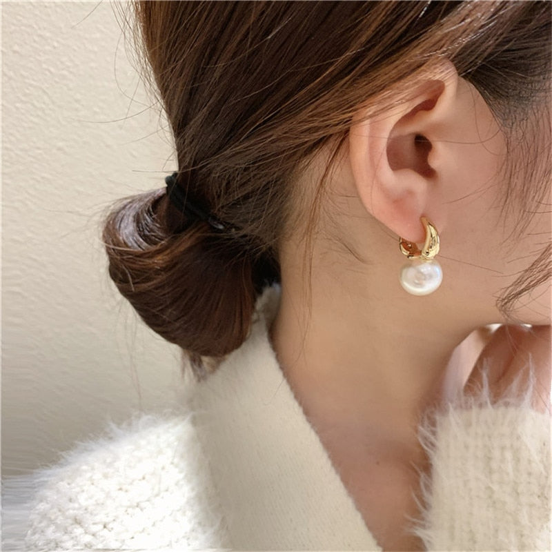 2022 New Cute Pearl Studs Hoop Earrings for Women Gold Color Eardrop Minimalist Tiny Huggies Hoops Wedding Fashion Jewelry